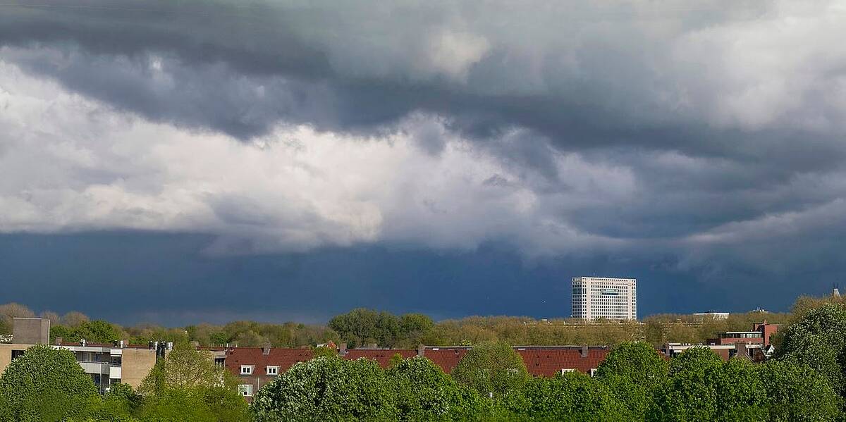 Link naar foto in Flickr: Utrecht Oost skyline met daarboven donkere wolken.