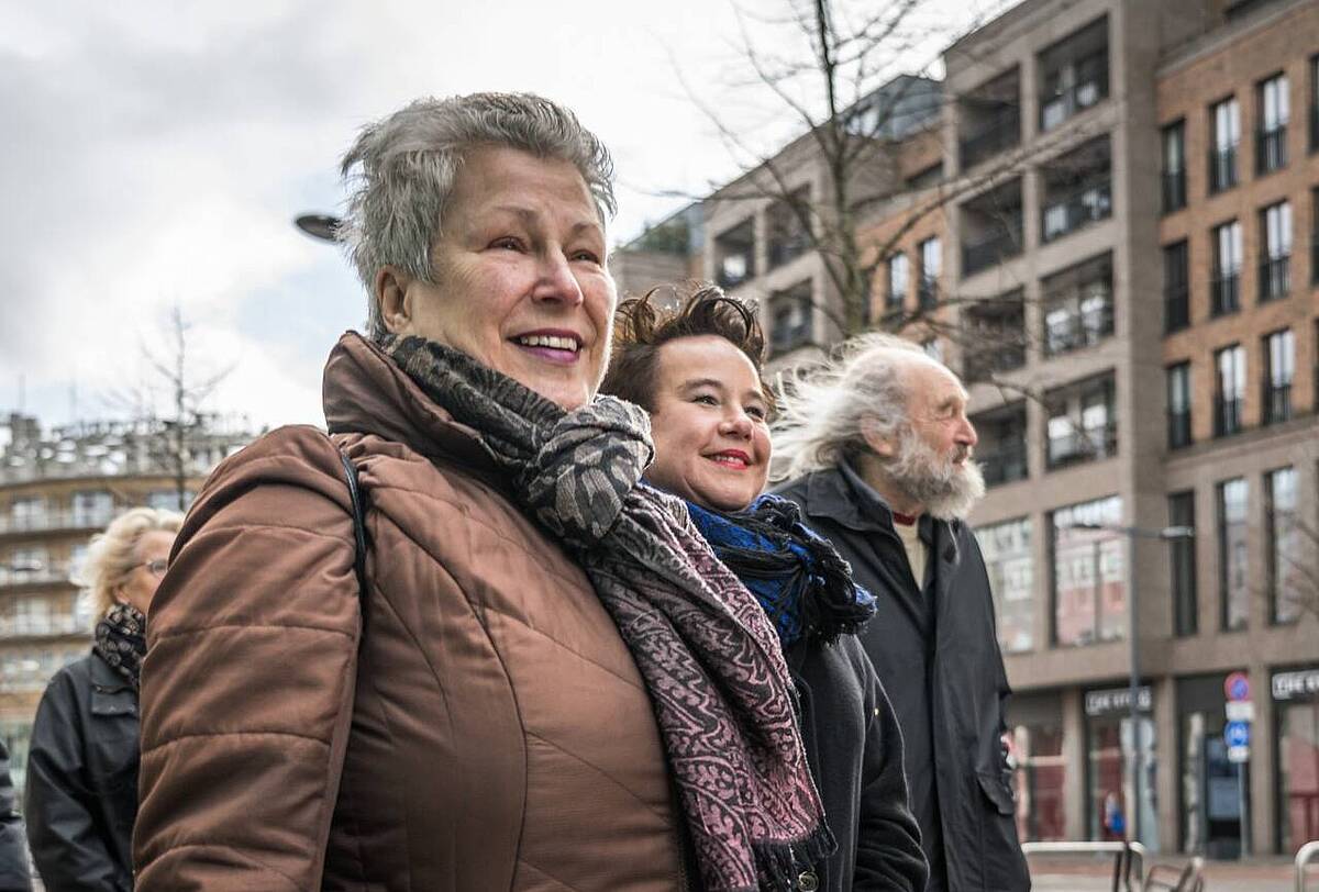 open foto van burgemeester Dijksma met bewoners van Wijk C