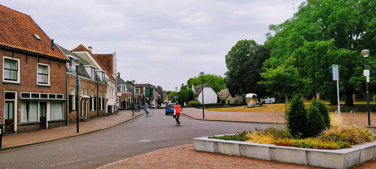 Hindersteinlaan Vleuten, oud dorpsgezicht met modern kunstwerk