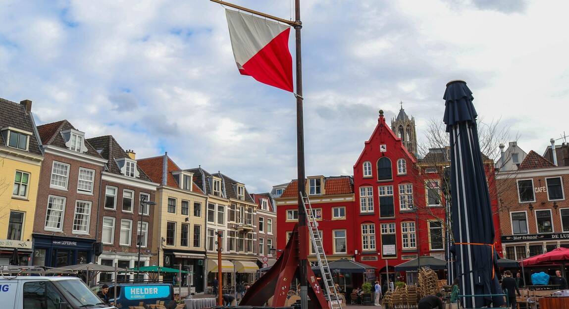 Link naar foto in Flickr: De Utrechtse vlag wordt gehezen op de Neude.