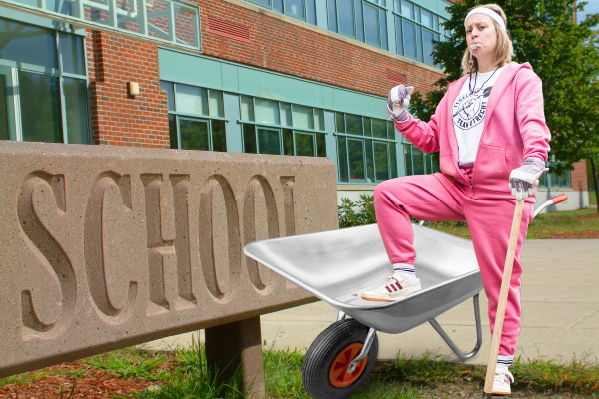 Vrouw in roze voor een school met 1 been in kruiwagen leunend op een schep