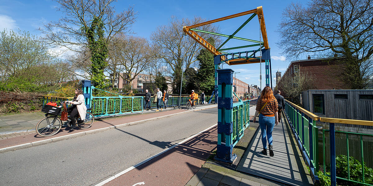 Link naar foto in Flickr: wandelaars en fietsers gaan over de Ouderijnbrug.