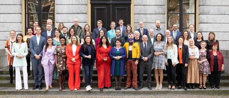 gemeenteraad voor het stadhuis