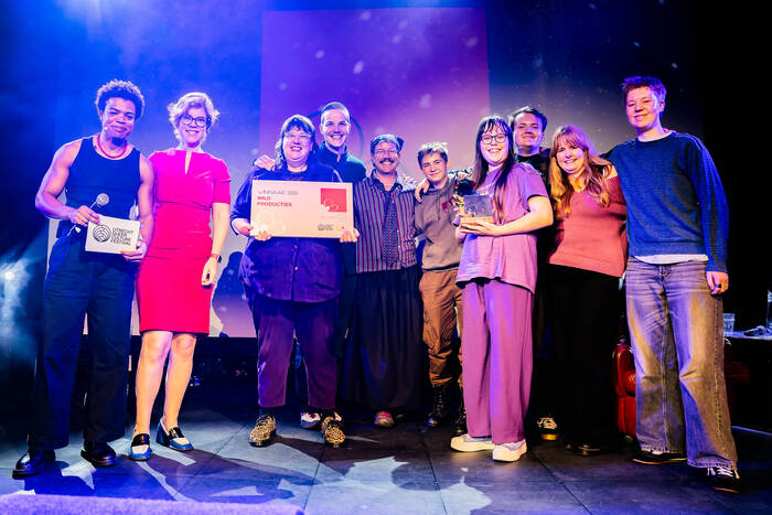 Winnaars ABK prijs 2026 met links de presentator en wethouder Voortman Winnaars ABK prijs 2026 met links de presentator en wethouder Voortman