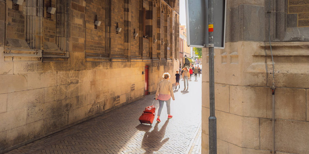 Link naar foto in Flickr: mensen lopen onder de Dom, de Jacob van Eyckpassage.