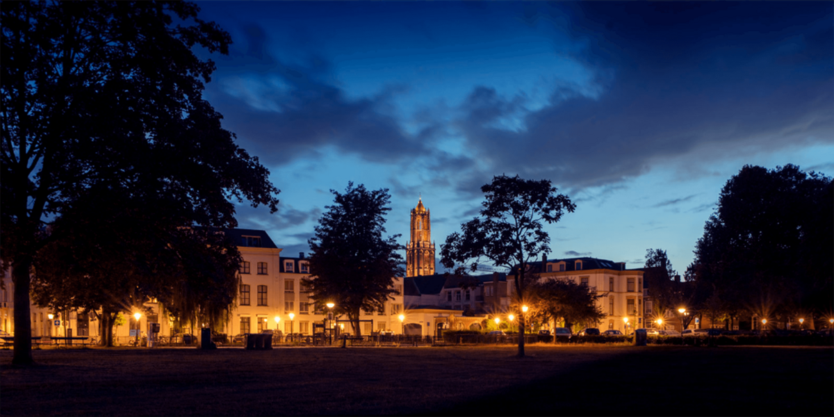 Link naar foto in Flickr: verlichte gebouwen grenzend aan park Lepelenburg bij nacht