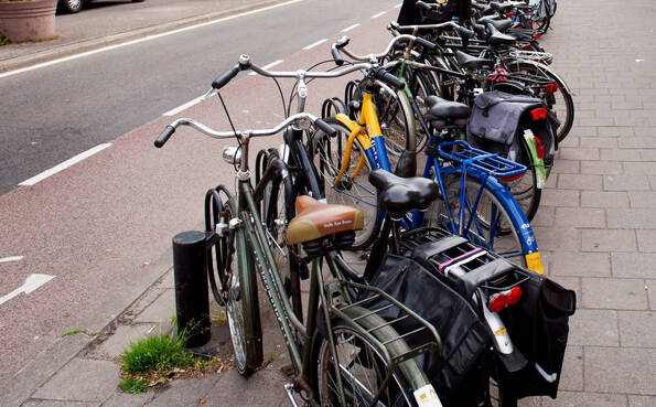 Foto: Marnix Schmidt Fietsenrek op de stoep, gevuld met net gestalde fietsen, daarnaast vrije loopruimte