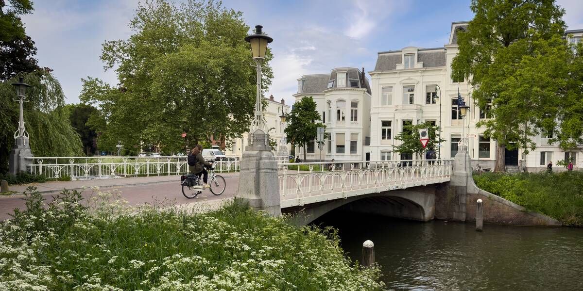 Link naar foto in Flickr: mensen fietsen over de Herenbrug richting de singel.