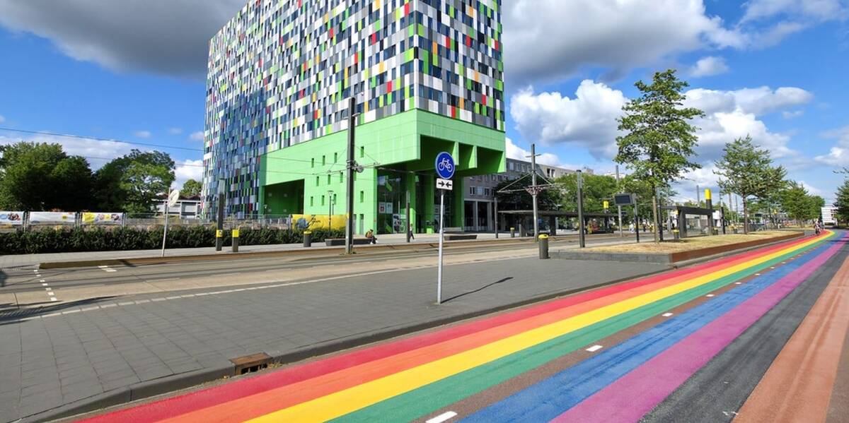 Link naar foto in Flickr: het regenboogfietspad op het Utrecht Science Park met op de achtergrond de universiteit.