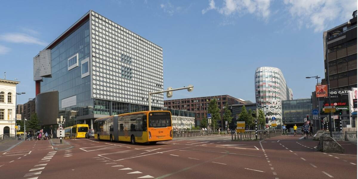 Link naar foto in Flickr: bussen rijden langs Tivoli op Vredenburg.