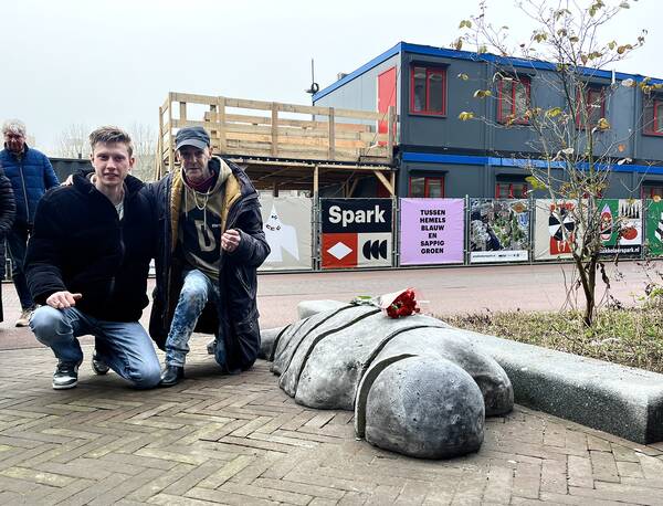 Maker Lucas en ervaringsdeskundige Theo naast het kunstwerk
