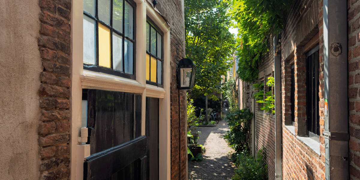 Link naar foto in Flickr: een doorkijk in het steegje bij de Reguliersteeg.