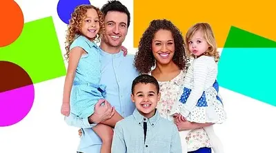 Gezin met 3 kinderen tegen kleurige achtergrond