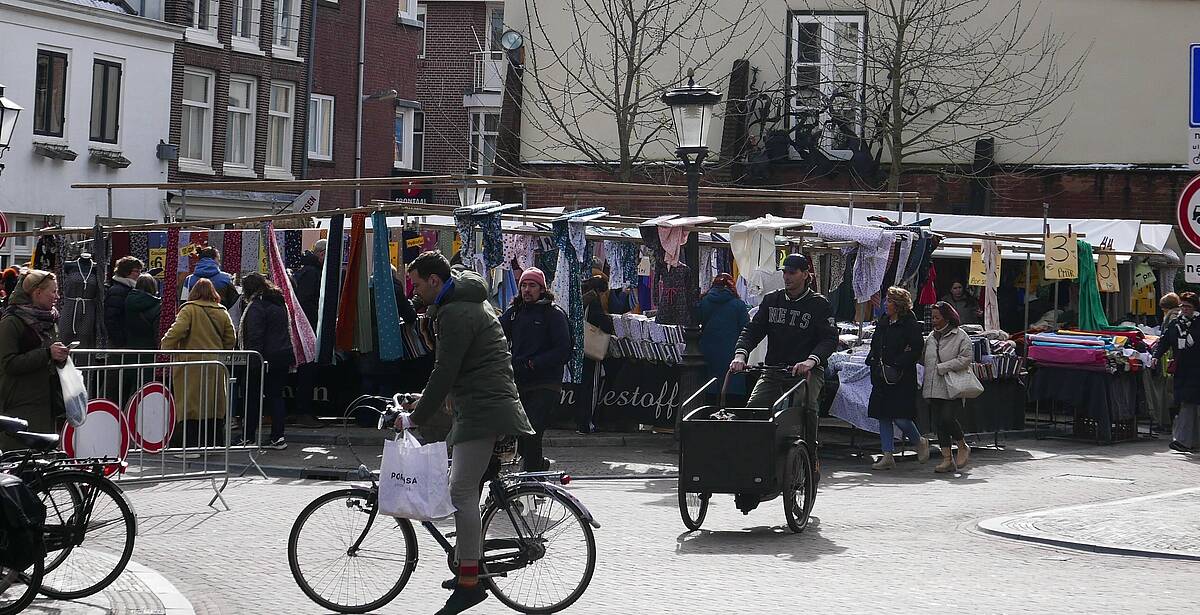 Link naar Flikcr.com: marktkraampjes en winkelend publiek in de Breedstraat