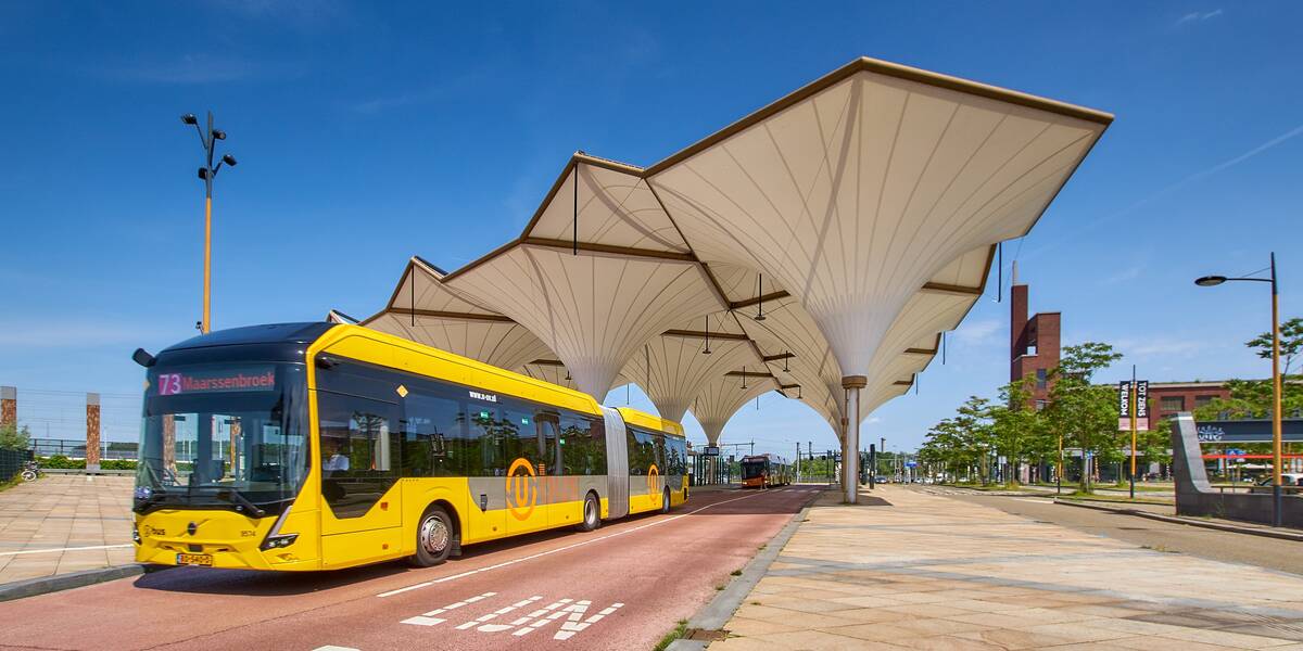 Link naaf foto in Flickr: een bus vertrekt vanuit het busstation Leidsche Rijn.