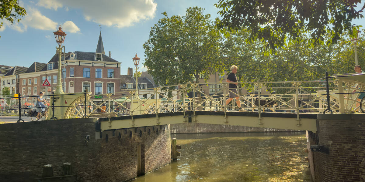 Link naar foto in Flickr: mensen lopen in de zon over de Weerdbrug.