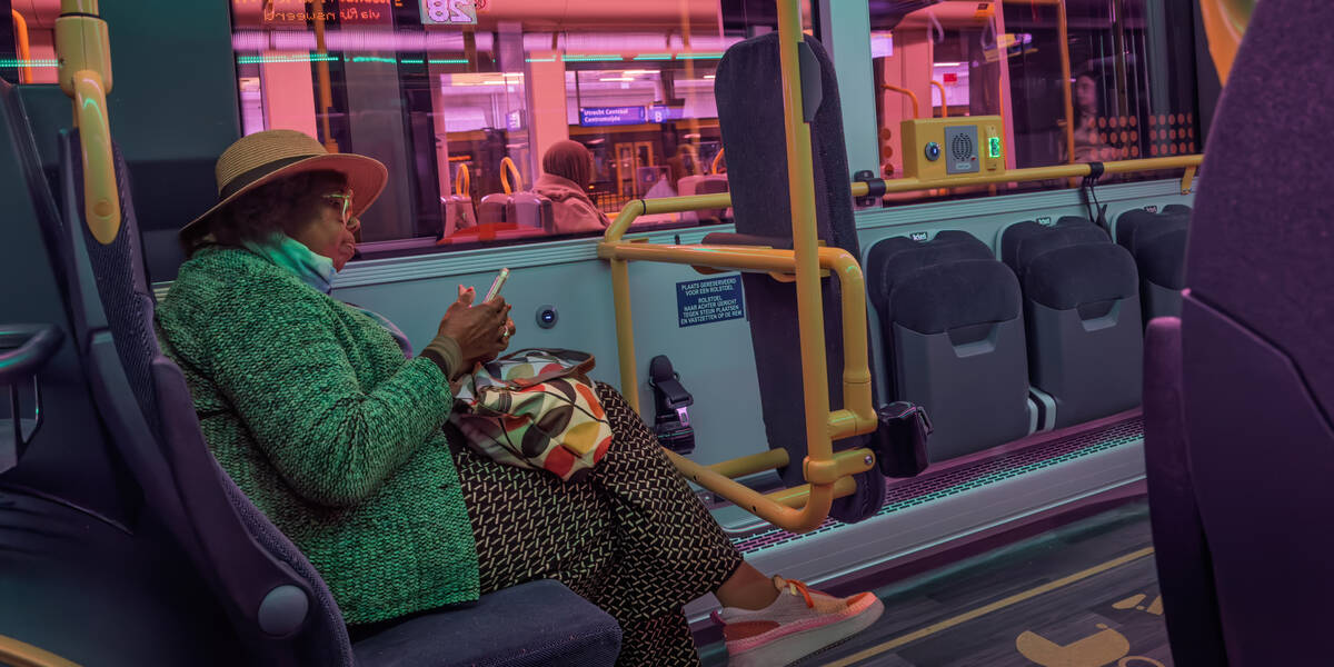 Link naar foto in Flickr: een vrouw zit in de bus op het Centraal Station Utrecht.