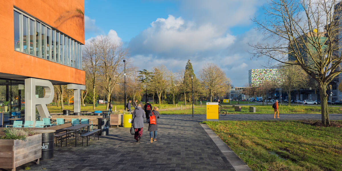 Link naar foto in Flickr: mensen lopen bij het Minnaertgebouw op het Utrecht Science Park.