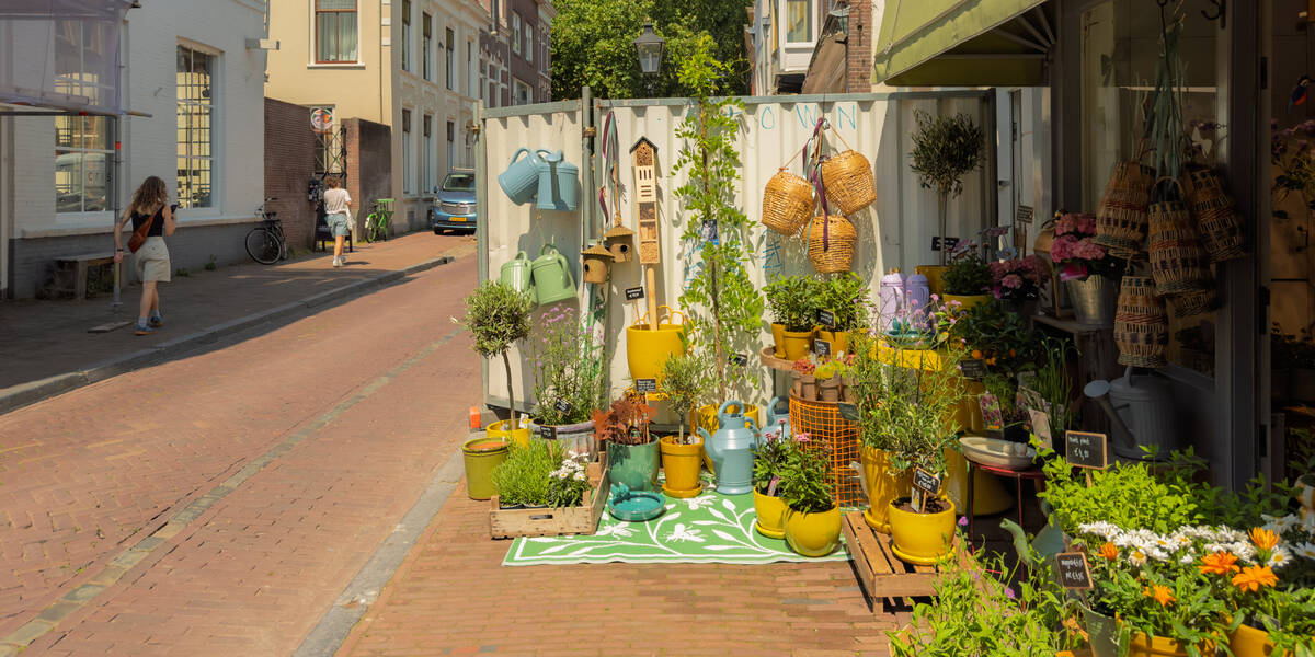 Link naar foto in Flickr: een bloemenwinkel met uitstalling op straat aan de Springweg.