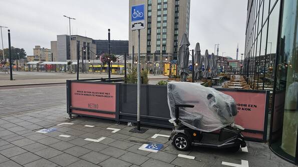klik en vergroot fietsenstalling naast restaurant metro, met deel voor mensen met beperking