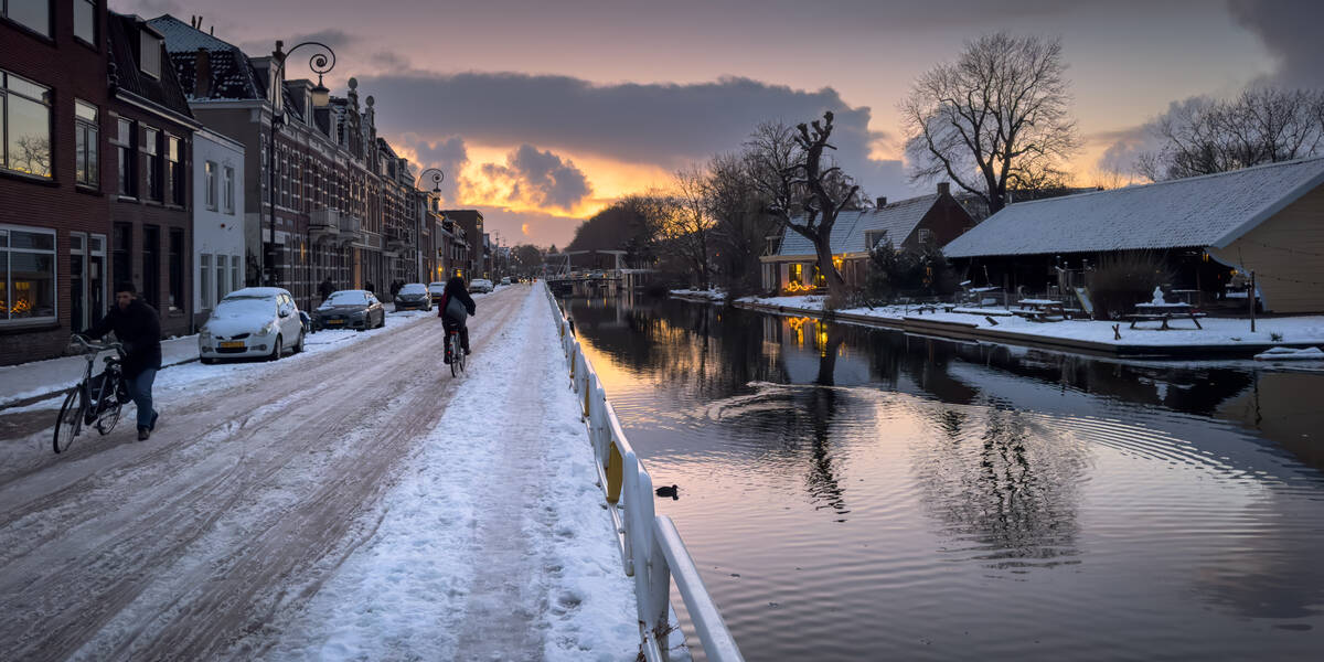 Link naar foto in Flickr: Een bevroren Leidseweg met de Leidse Rijn en Molen de Ster.