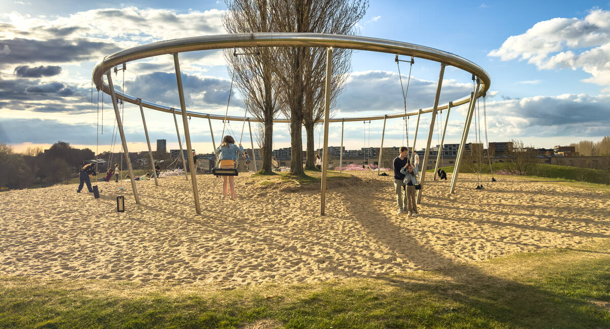 Link naar foto in Flickr: kinderen op een schommel in park Hoge Weide, Leidsche Rijn. 