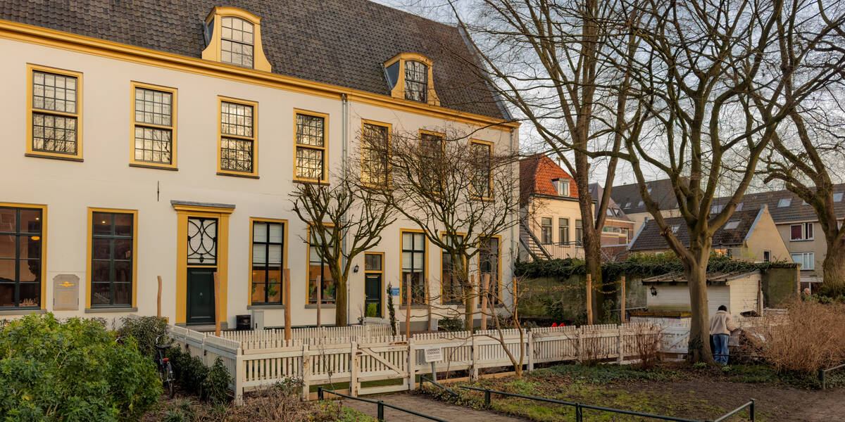 Link naar foto in Flickr: wit huis met gele kozijnen aan de Springweg.