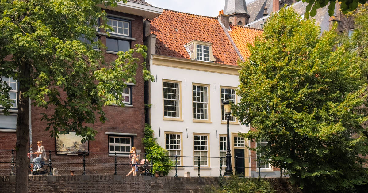 Link naar foto in Flickr: mensen lopen langs de Oudegracht, foto is van onder de gracht genomen.