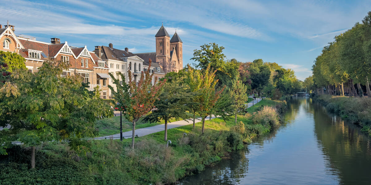 Link naar foto in Flickr: De opnieuw uitgegraven Catharijnesingel met op de achtergrond de Gertrudiskathedraal.