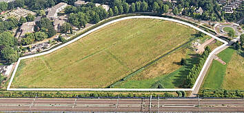 Foto vanuit de lucht van gebied aan de Hindersteinlaan met een lijn eromheen