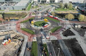 Bij de kruising van de Willy Posthumuslaan, Maarssenseweg, De Heldinnenlaan en de Strandboulevard is een rotonde gemaakt
