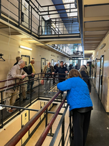 Foto van oud-raadsleden in het gebouw aan het Wolvenplein in Utrecht