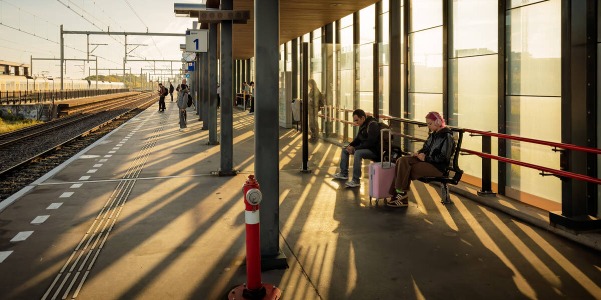 Link naar foto in Flickr: mensen wachten in de ochtendzon op de trein op het perron bij station Leidsche Rijn.