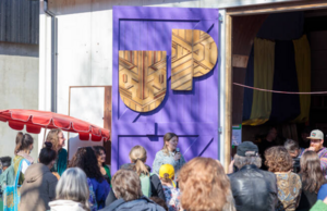 klik en vergroot: wethouder staat voor paarse duur publiek aan te spreken