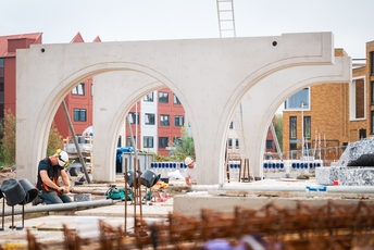 Klik en vergroot bouwveld 1b. De afbeelding die er nu al staat mag blijven staan, dat is bouwveld 3. Omschrijving afbeelding: Bouwplaats met 2 betonnen bogen in aanbouw.