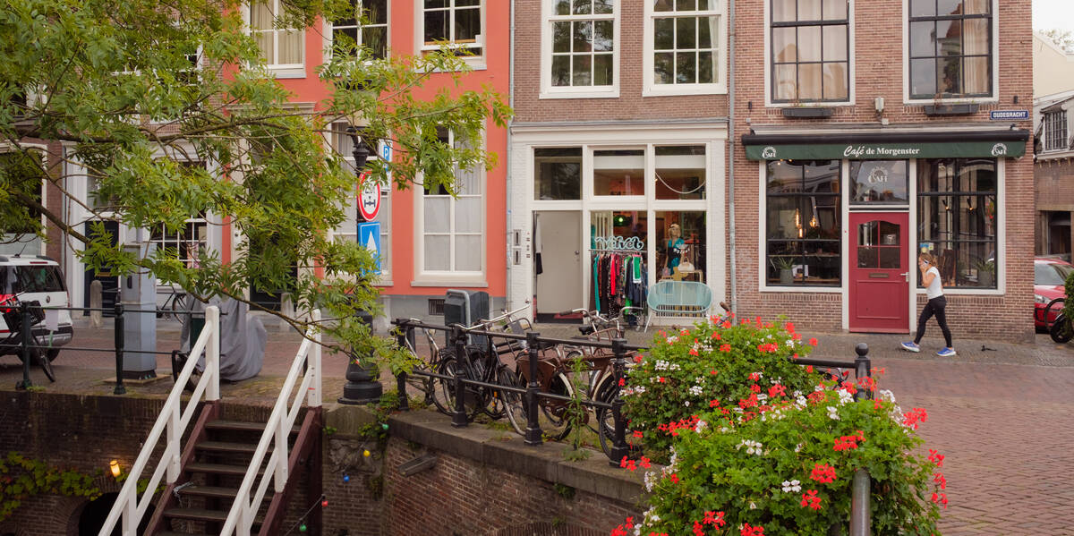 Link naar foto in Flickr: Oudegracht vanaf de Geertebrug, Utrecht. Op de achtergrond café De Morgenster.