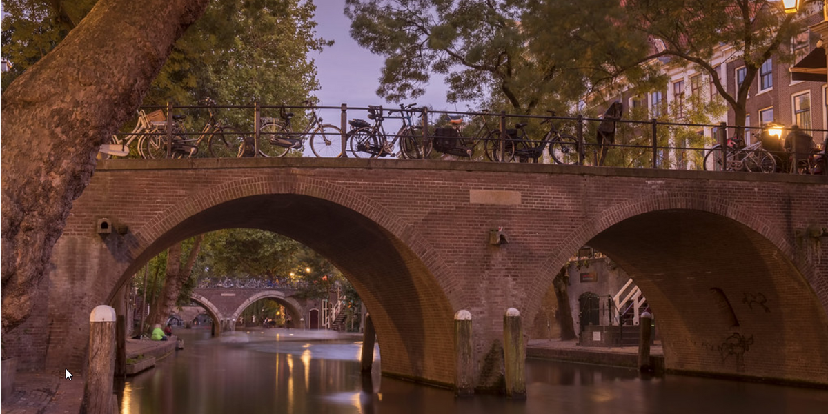 Link naar foto in Flickr: de Gaardbrug, Oudegracht, bezien vanaf het water in de avond.
