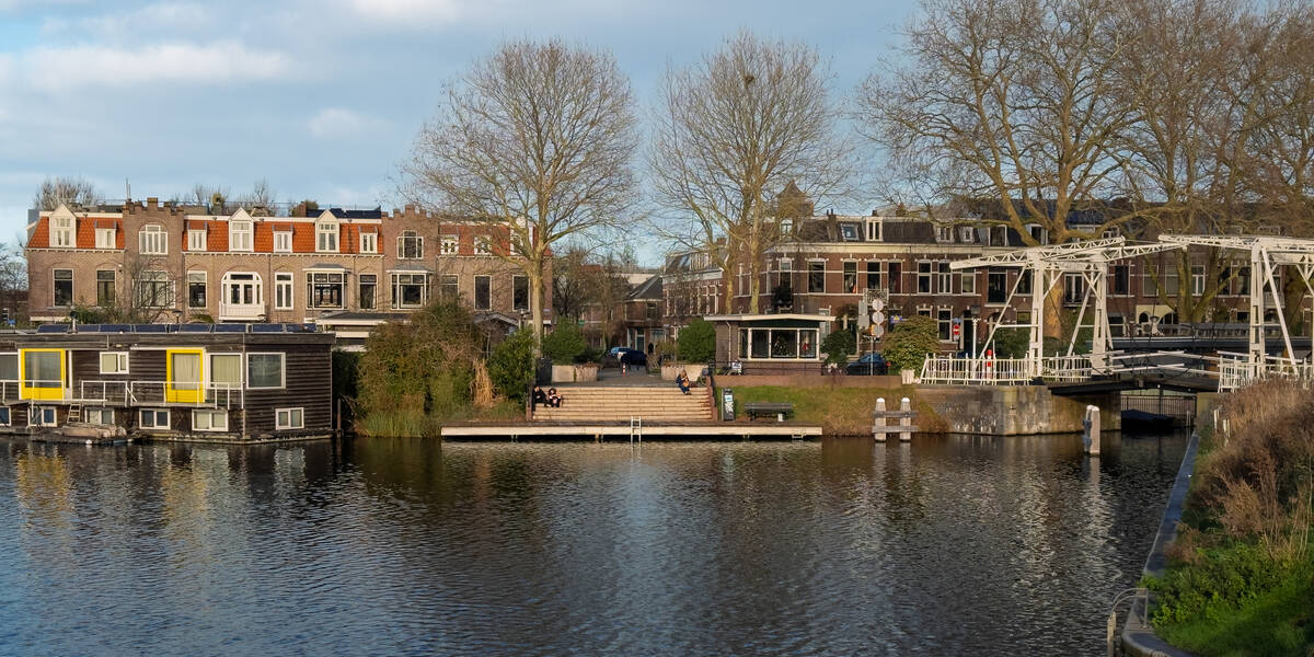 Link naar foto in Flickr: Merwedekanaal en Leidse Rijn kruisen elkaar ter hoogte van De Munt. Rechts de Abel Tasmanbrug.