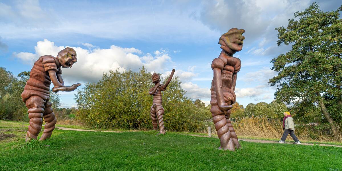 Link naar foto in Flickr: 3 bronzen beelden in het Grifpark.