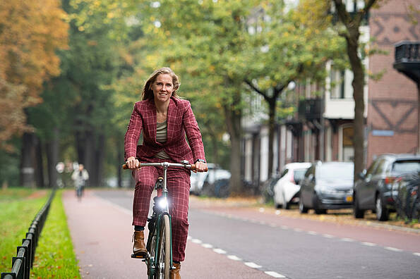 Klik om de foto van Lot van Hooijdonk op de fiets groter te maken