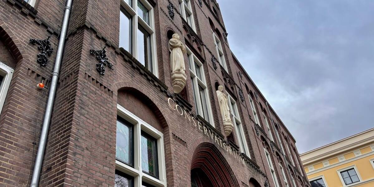 Link naar foto in Flickr: zich op het conservatoriumgebouw op de Mariaplaats.