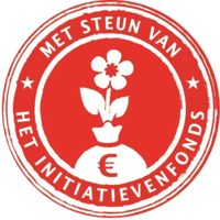 Logo transparant Initiatevenfonds, zak geld met een bloem. Tekst: met steun van het initiatievenfonds