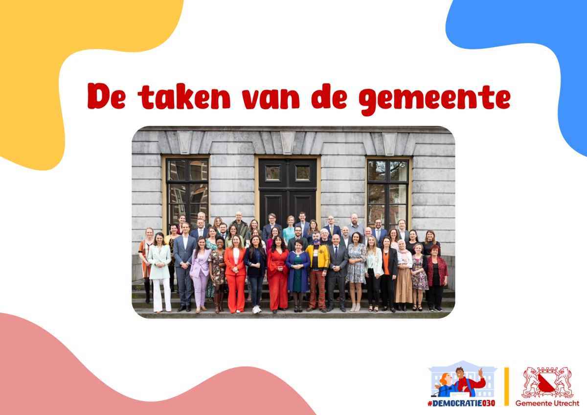 Afbeelding van een slide uit een digibordles. De titel is 'De taken van de gemeente'. Onder de titel staan een foto van de gemeenteraad 2022-2026, het logo van de gemeente Utrecht en het beeldmerk van #democratie030.