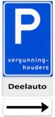parkeerbord voor deelauto's met pijlen aan allebei de kanten