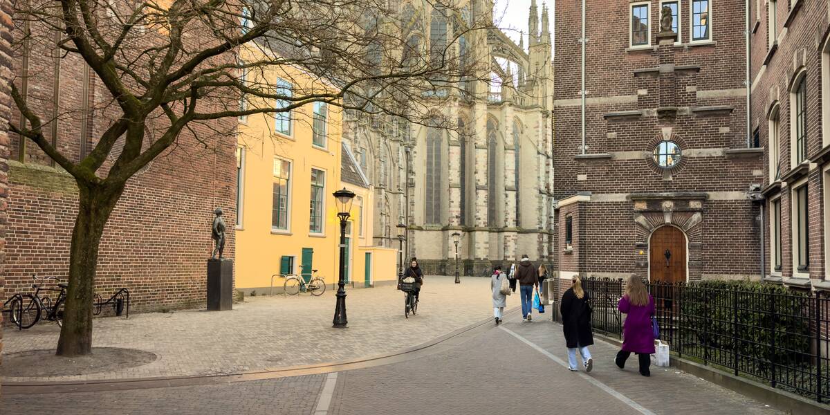 Link naar foto in Flickr: mensen lopen Achter de Dom.