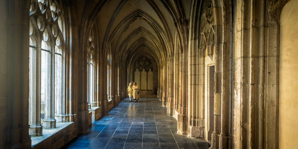 Link naar foto in Flickr: 2 dames lopen onder de bogen van het Pandhof bij de Dom.