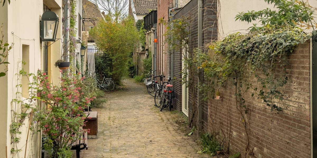 Link naar foto in Flickr: inkijk in de straat, 2e Achterstraat.