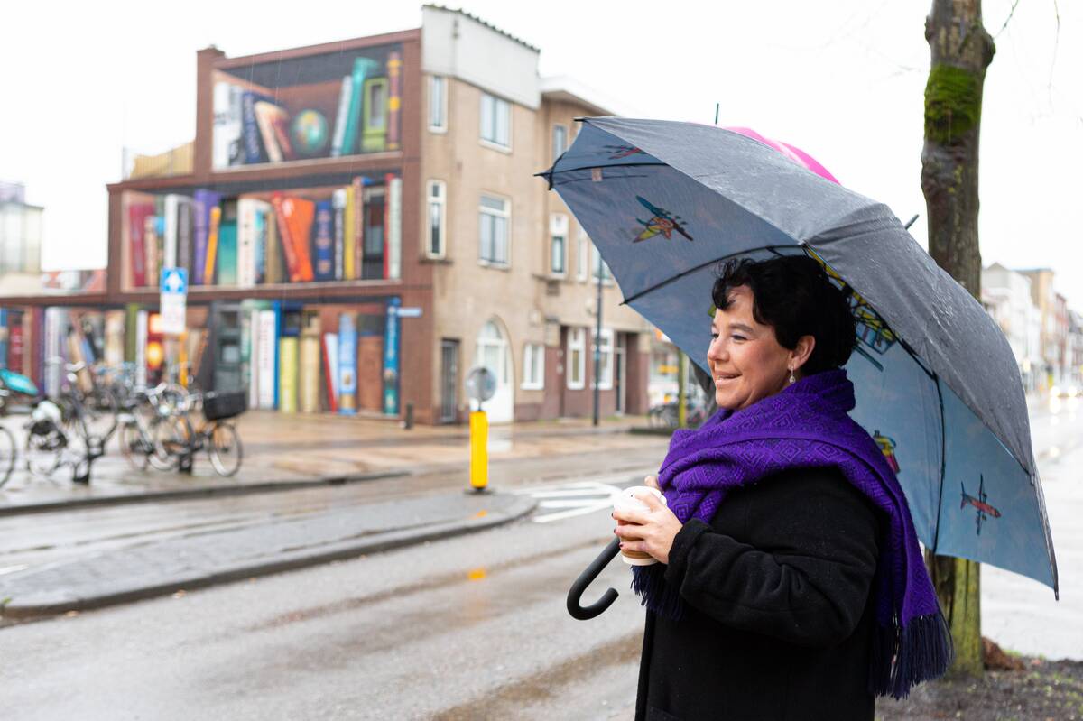 open foto sharon dijksma bij muurschildering amsterdamsestraatweg