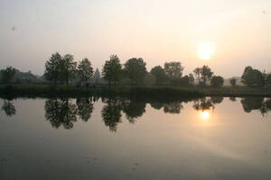 Een breed stuk van de Vikingrijn bij zonsondergang Een breed stuk van de Vikingrijn bij zonsondergang