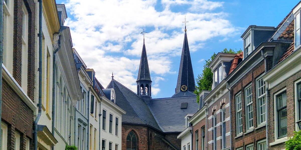 Link naar foto in Flickr: zicht op de toren van de Geertekerk. 